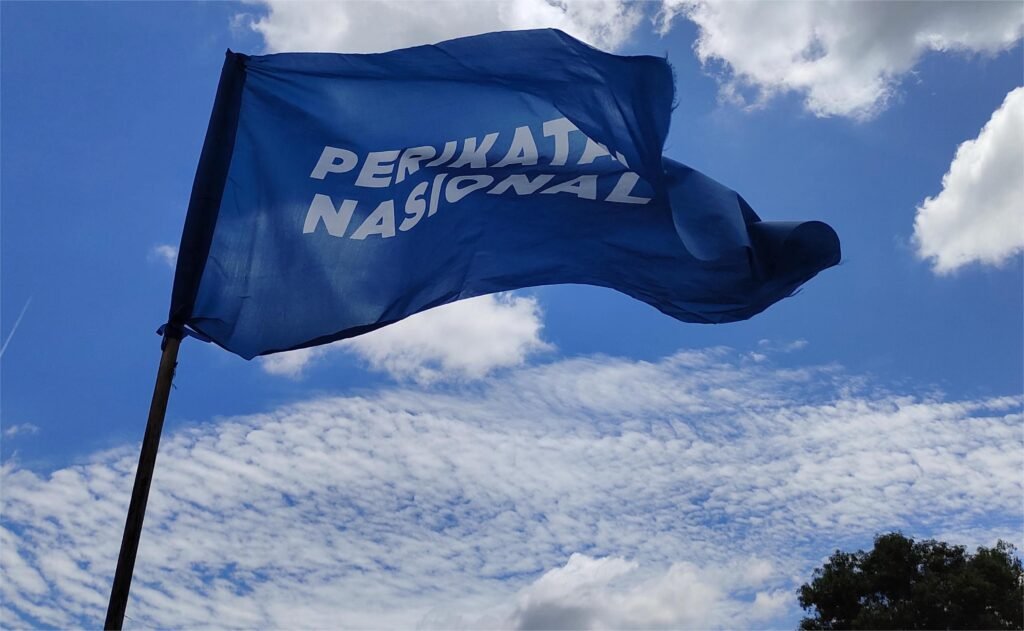 Bendera_Perikatan_Nasional_berkibar