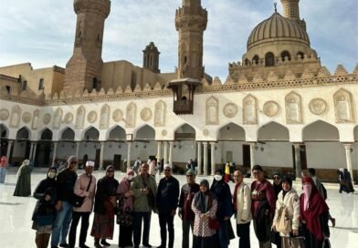 Air mata mengalir di makam ulama